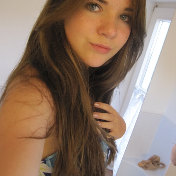 Buna dragilor.  – Buna sunt o milf lucrez numai seara de la ora 17:00. Va pupici