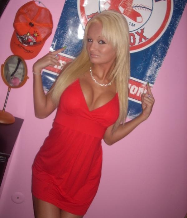 Buna sunt andreea la mine sau la tine ( in tudor ) – Disponibila pentru cateva zile in zona calea floresti