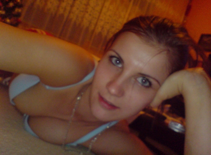 Prima oara in orasul tau – New raluca sexy bruneta!