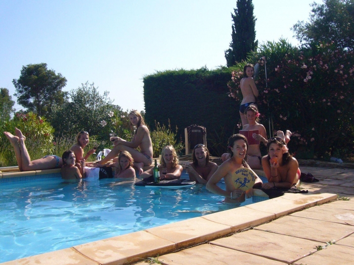 Pustoaica cu forme frumoase! – Party girl, masaj corporal
