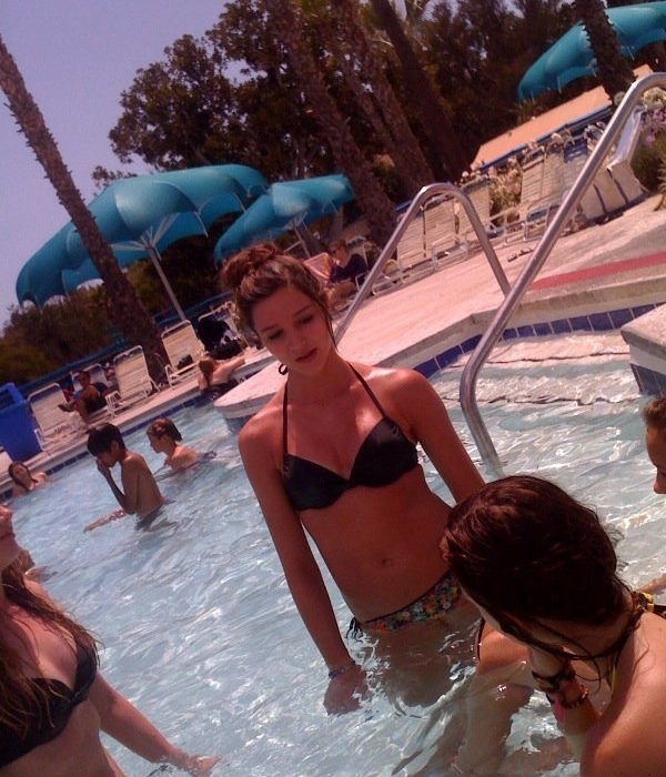 R e a l a 100%! Poze realee! – La noi sau la voi! Doua moldovence focoase si frumoase! Adoram limbutele!